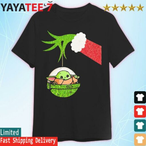 Grinch hand holding Baby Yoda Merry Christmas 2022 shirt