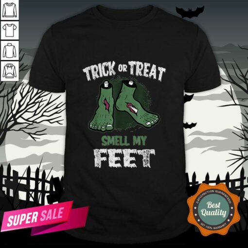 Nice Zombie Trick Or Treat Smell My Feet Halloween Shirt