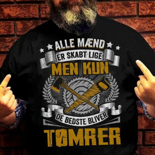 Alle Maend Er Skabt Lige Men Kun De Bedste Bliver Tomrer Handsaw Axe Shirt
