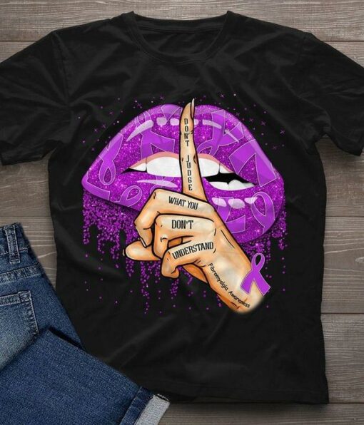 Don’t Judge What You Don’t Understand Fibromyalgia Awareness Purple Lips Hand Sign Shirt