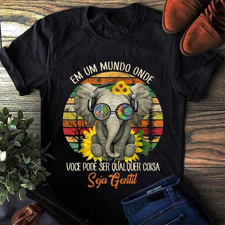 Em Um Mundo Onde Voce Pode Ser Qualquer Coisa Shirt Em Um Mundo Onde Voce Pode Ser Qualquer Coisa Shirt
